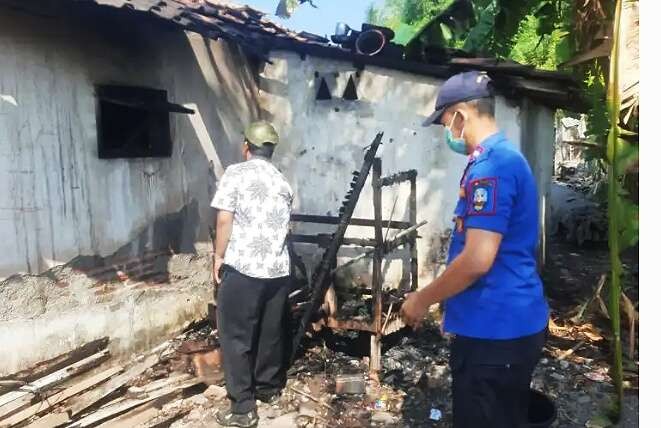 Anggota BPBD dan Damkar Situbondo menyelidiki penyebab terbakarnya dapur rumah warga di Desa Seletreng, Kecamatan Kapongan, Kamis 26 Oktober 2023. (Foto: BPBD Situbondo)