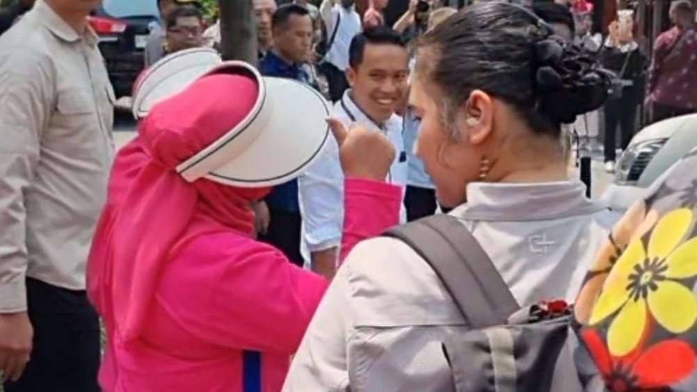 Ibu Negara Iriana Joko Widodo mengacungkan jempol kepada wartawan saat disinggung terkait anaknya Gibran Rakabuming Raka yang menjadi cawapres di Surabaya, Kamis 26 Oktober 2023. (Foto: Tangkapan Layar)