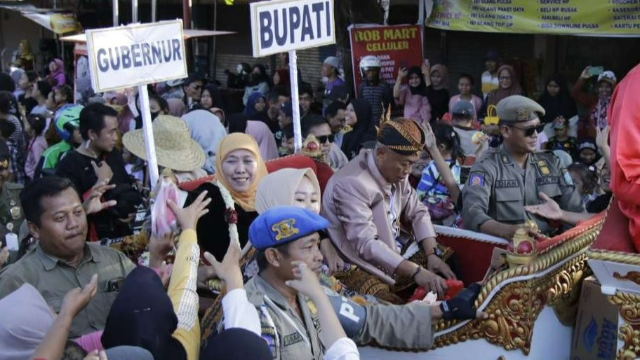Gubernur Khofifah Indar Parawansa mengikuti Kirab Budaya Bantarangin bersama Bupati Sugiri Sancoko. (Foto: Diskominfo Ponorogo)