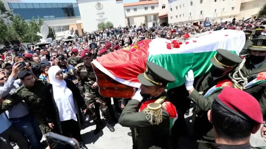 Pasukan kehormatan Palestina menggotong peti mati dalam upacara pemakaman jurnalis Al-Jazeera Shireen Abu Akleh di kantor pusat Otoritas Palestina di Kota Ramallah. (Foto: Ant)