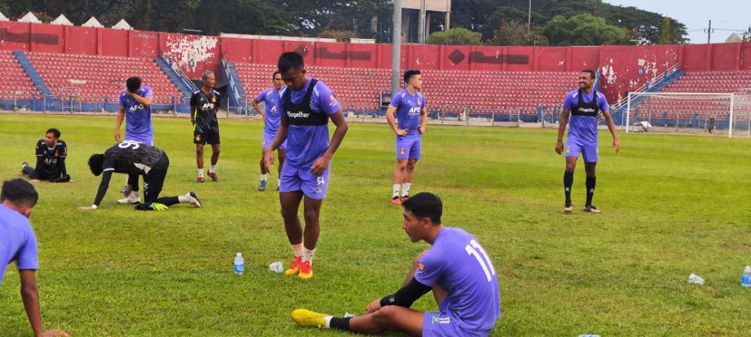 Skuat Persik Kediri menggelar latihan di Stadion Brawijaya Kediri (Foto: Fendi Lesmana/ngopibareng.id)