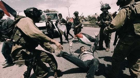 Tentara Israel, selain dalam keadaan perang, kerap menyiksa warga sipil Palestina di pemukimannya. (Foto: dok/ngopibareng.id)
