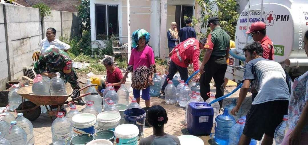 Relawan PMI Jember mendistribusikan air bersih ke masyarakat (Foto: Dok PMI Jember)