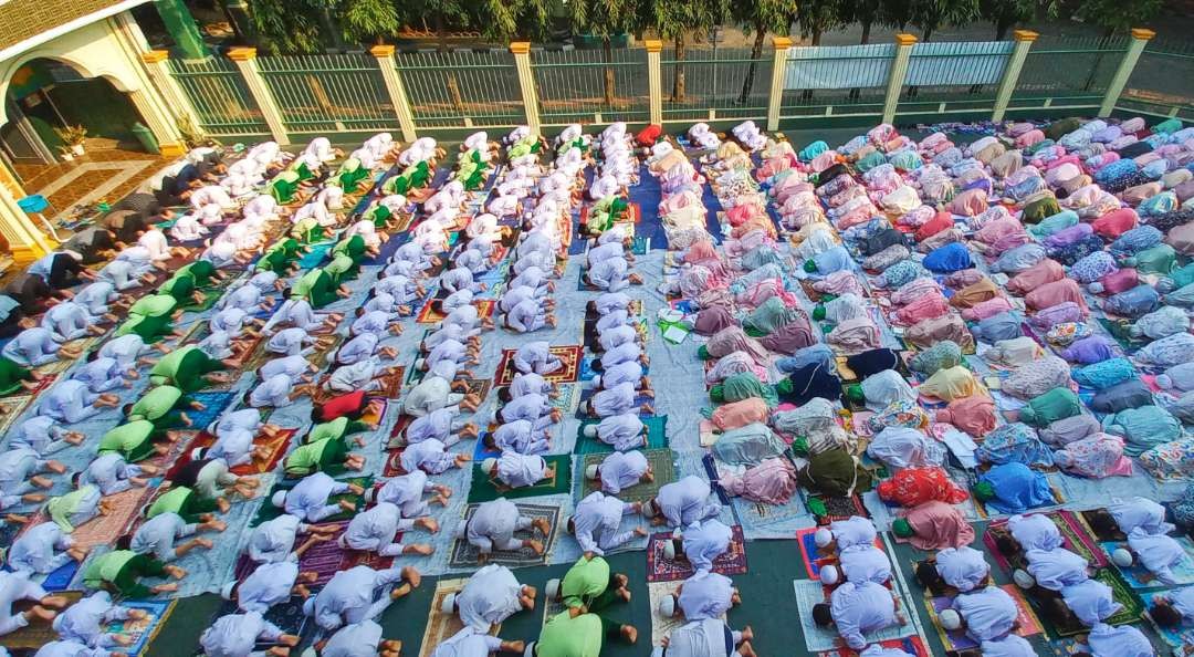 Siswa dan guru SD Islam Al Azhar 5 Kemandoran bersujud kepada Allah dalam salat istisqo, sebagai empati pada warga yang daerahnya kekeringan dan gagal panen akibat kemarau panjang ( foto: Al Azhar)