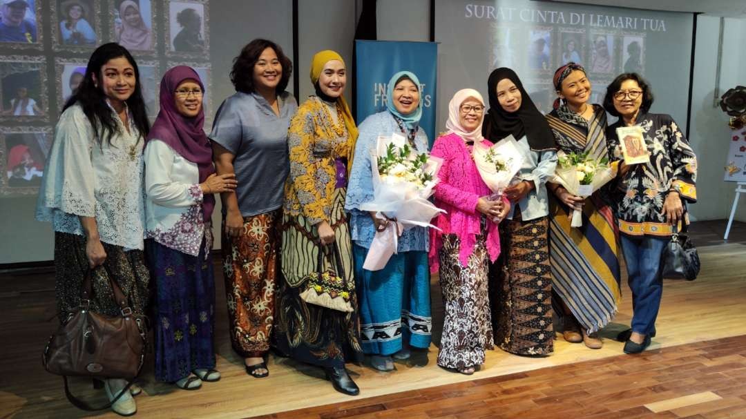 Ketua Perlima, Tjahyani Retno Wilis (tengah) bersama para penulis buku Surat Cinta Di Lemari Tua. (Foto: Fariz Yarbo/Ngopibareng.id)