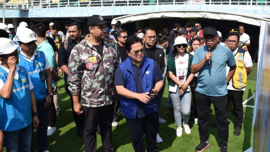 Menpora Dito Ariotedjo bersama Ketum PSSI Erick Thohir mengecek kesiapan Stadion GBT jelang Piala Dunia U-17. (Foto: Fariz Yarbo/Ngopibareng.id)