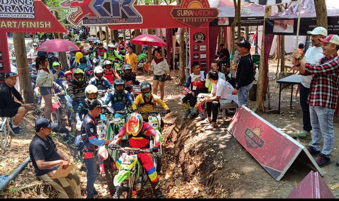 250 pembalap dari berbagai wilayah di Indonesia ikut ambil bagian dalam even Klotok Mania Enduro 2023. (Foto: Fendi Lesmana/ngopibareng.id)