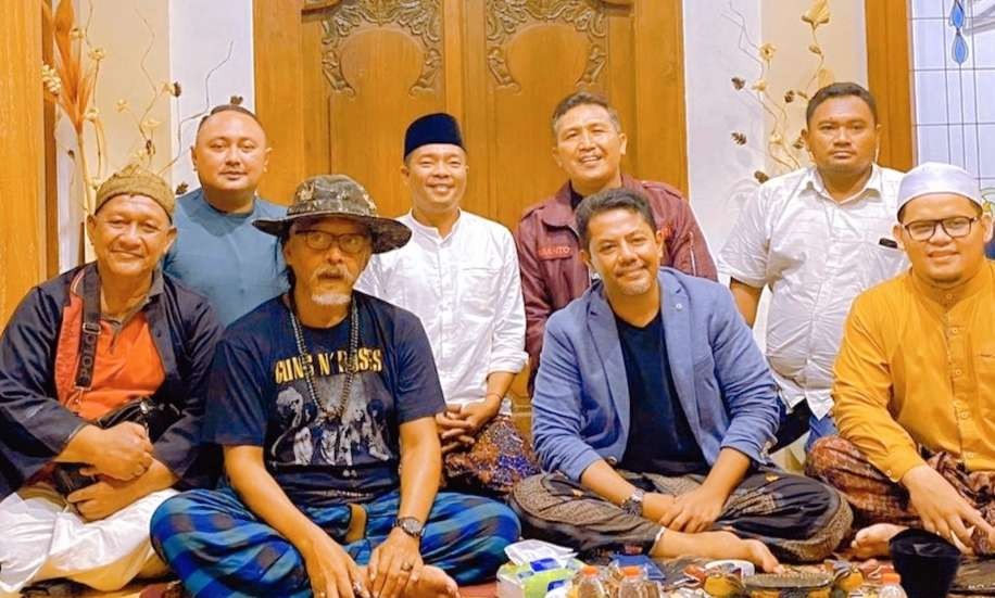 KH Dr Muhammad Haris Damanhuri dari Pesantren Zainul Hasan Genggong Probolinggo, bersama para tamunya. Tampak seniman Sujiwo Tejo, bertopi. (Foto:adi/ngopibareng.id)