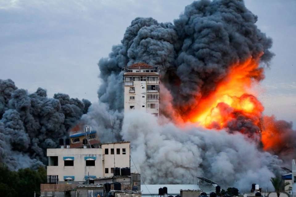 Satu gedung dihuni warga sipil Palestina menjadi sasaran bombardir tentara Israel di Jalur Gaza. (Foto: dok/ngopibareng.id)