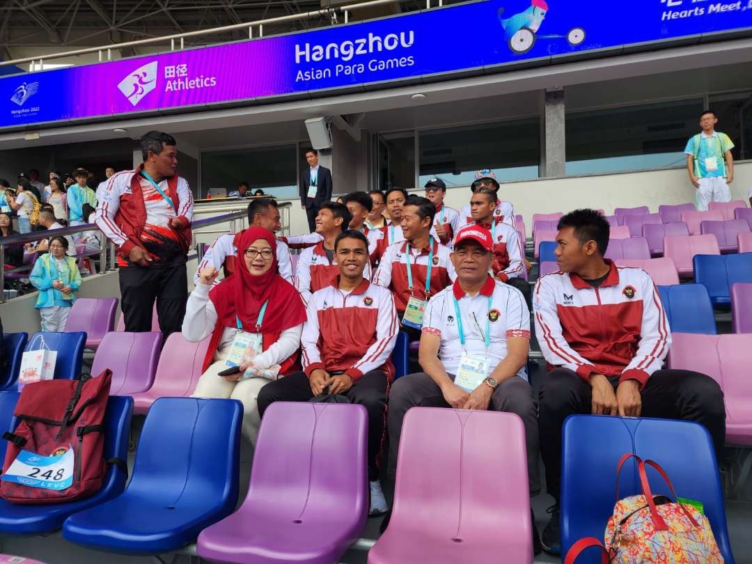 Menko PMK Muhadjir Effendy (dua kanan) saat menyaksikan Asian Para Games 2022 Hangzhou. (Foto: Dokumentasi Kemenko PMK)