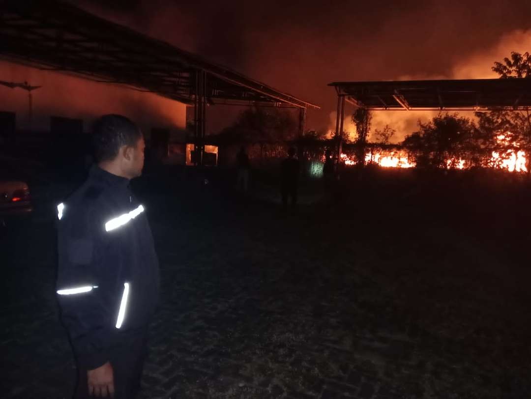 Kebakaran yang terjadi di sekitar Bandara Banyuwangi, Sabtu 28 Oktober 2023 malam. (Foto: Istimewa)