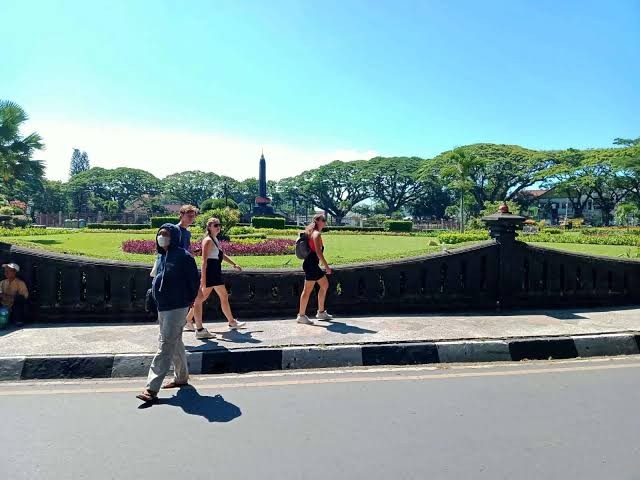 Sejumlah wisatawan asing saat berjalan-jalan di Kota Malang (Foto: Lalu Theo/Ngopibareng.id)