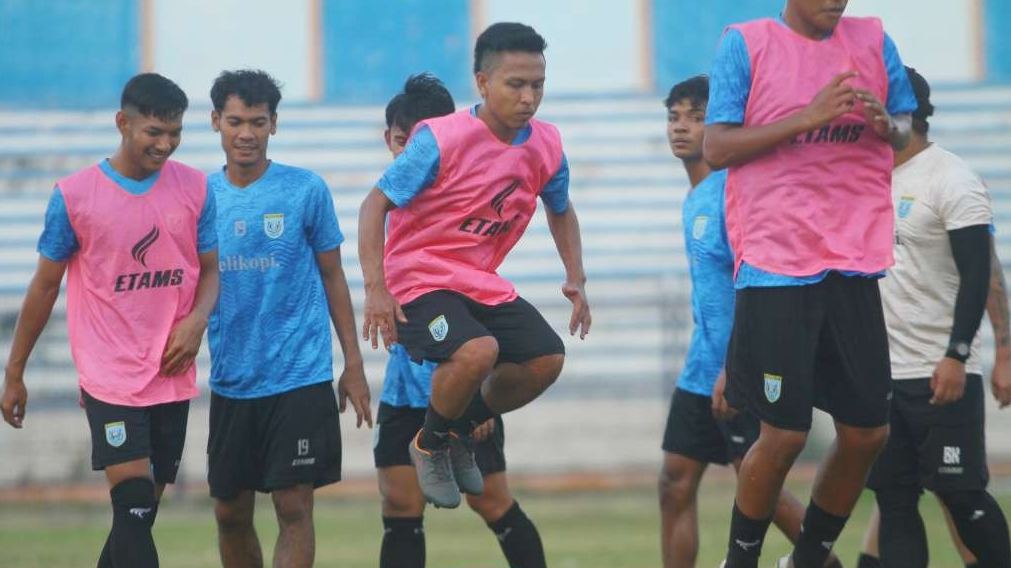 Fahmi Al Ayyubi (melompat) mengikuti latihan Persela Lamongan di Stadion. Surajaya Lamongan (Foto: Imron Rosidi/Ngopibareng.id)