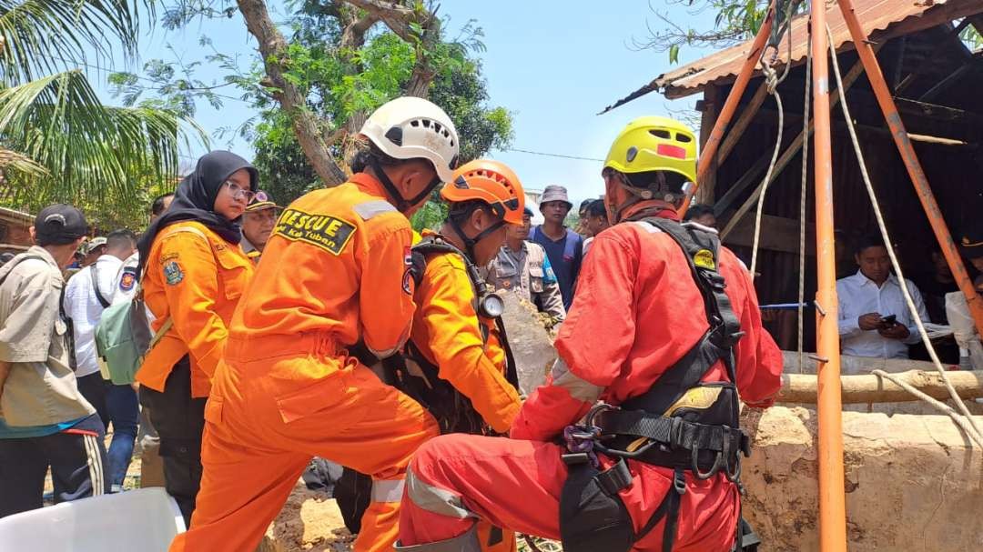 Tim SAR BPBD Kabupaten Melakukan upaya evakuasi korban. (Foto: Dok BPBD Tuban)