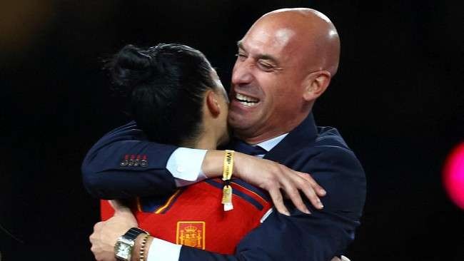 Mantan Presiden Federasi Sepak Bola Spanyol (RFEF) Luis Rubiales diskors 3 tahun gara-gara cium kapten Timnas Wanita Spanyol, Jenni Hermoso. (Foto: Reuters)