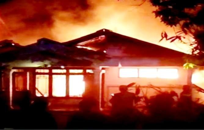 Rumah terbakar di Desa Grujugan, Kecamatan Cermee Bondowoso mengakibatkan nenek 75 tahun meninggal terjebak api.(Foto:Satpol PP Damkar Bondowoso) .