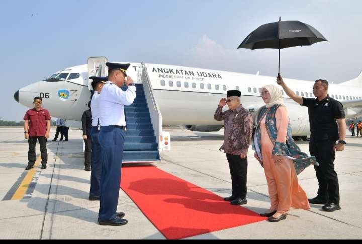 Wapres KH Ma'ruf Amin didampingi Ibu Wury Ma'ruf Amin, saat akan meninggalkan Pangkalan TNU Halim Perdanakusuma menuju Jambi ( Setwapres )