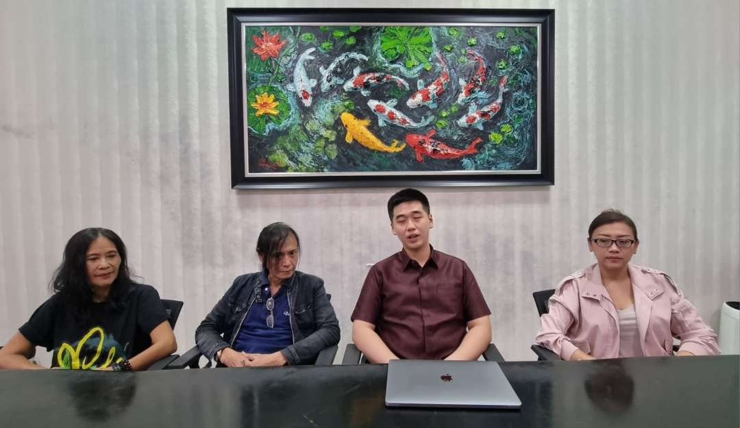 Ketua Kolega Indonesia, Billy Handiwiyanto, SH MH memberikan keterangan kepada wartawan didampingi Ketua FAMI Jatim, Yosie (kanan), Nur Umi Pungky, dan Hendrix Sanada. (Foto: Istimewa)