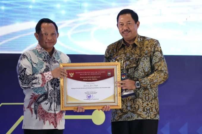 Pj Gubernur Jawa Tengah, Nana Sudjana menerima Dukcapil Prima Award dari Menteri Dalam Negeri (Mendagri) Tito Karnavian, Selasa 24 Oktober 2023. (Foto: Humas Jateng)