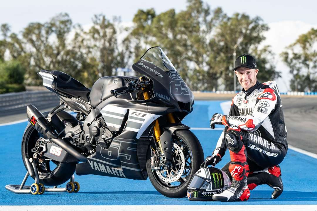 Jonathan Rea bersama motor Yamaha barunya. (Foto: X/@PataYamahaWSBK)