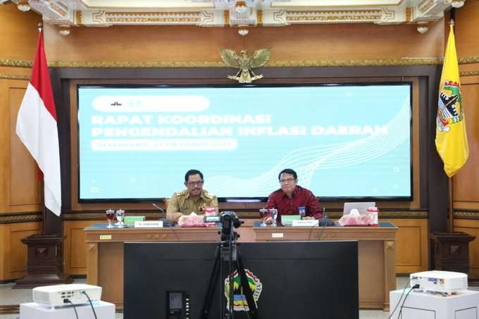 Pj Gubernur Jawa Tengah, Nana Sudjana (kiri) instruksikan pantau harga komoditas pangan, dalam rapat koordinasi pengendalian inflasi daerah. (Foto: Humas Jateng)