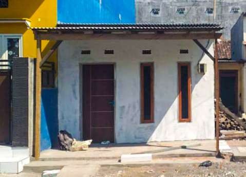 Salah satu rumah warga tak layak huni di Sidoarjo direnovasi. (Foto: Aini Arifin/Ngopibareng.id)