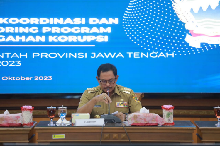 Pj Gubernur Jawa Tengah, Nana Sudjana, dalam Rapat Koordinasi dan Monitoring Program Pencegahan Korupsi di Wilayah Provinsi Jawa Tengah di Kota Semarang, Senin 23 Oktober 2023. (Foto: Humas Jateng)