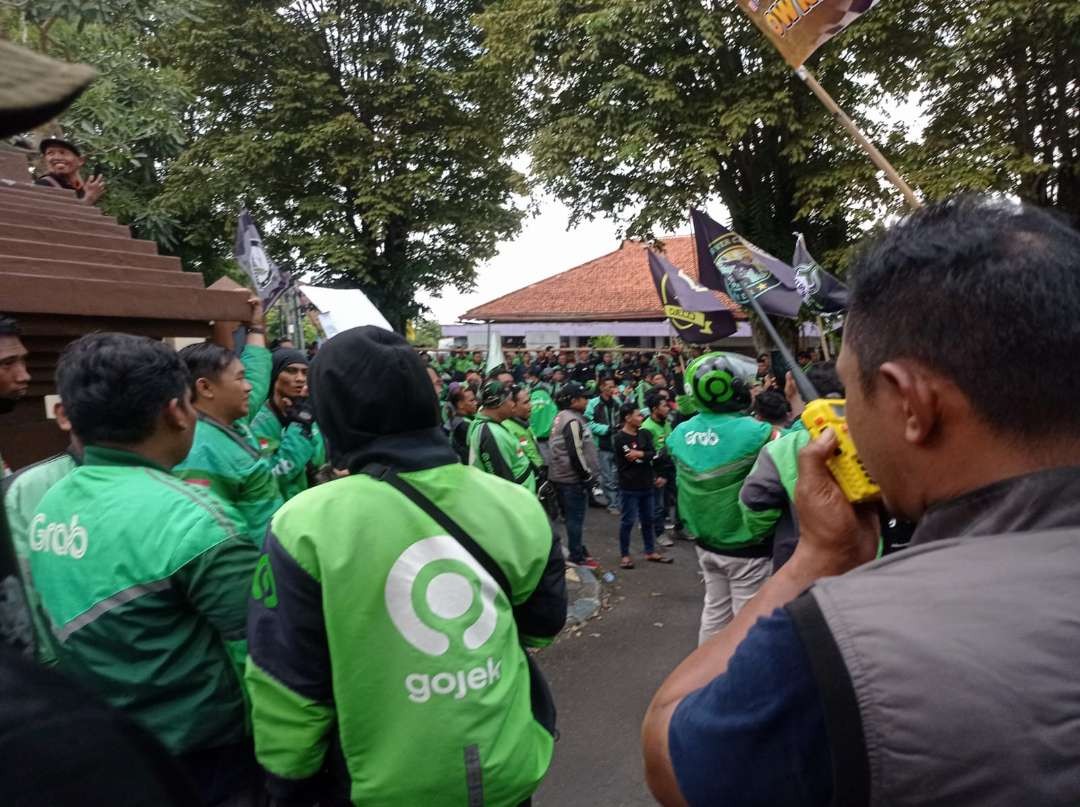 Ribuan drivel ojek online saat menyampaikan orasi di Gedung DPRD Jember, Jawa Timur, Selasa 31 Oktober 2023. (Foto: Rusdi/Ngopibareng.id)