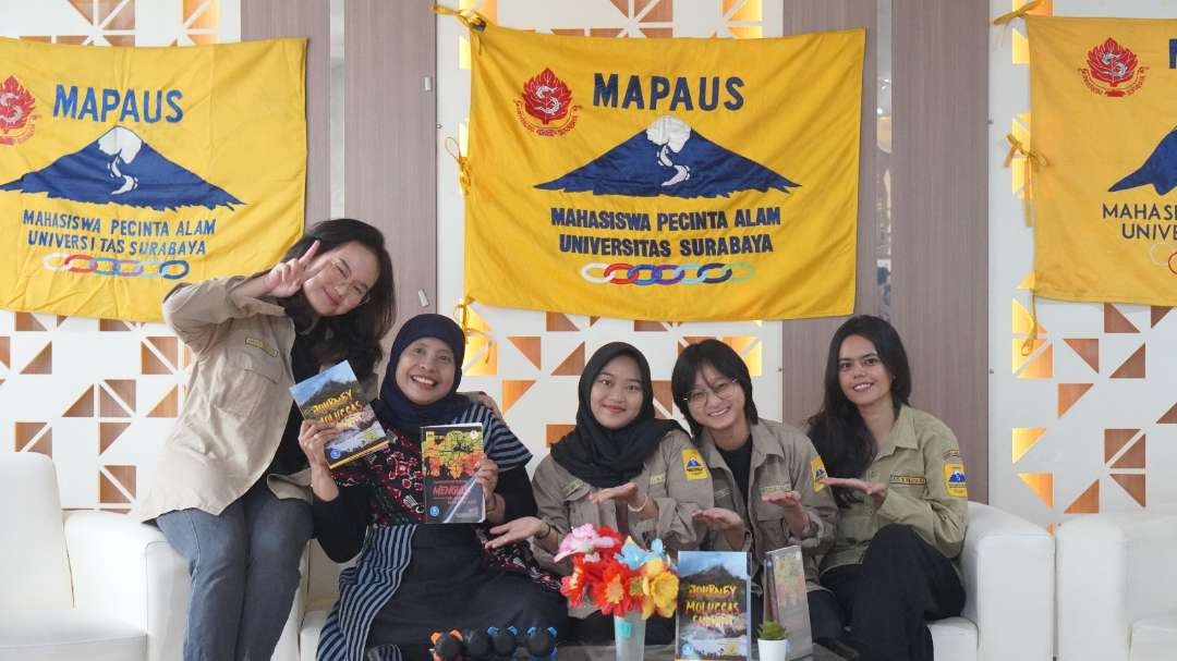 Unit Kegiatan Mahasiswa Pecinta Alam Universitas Surabaya (MAPAUS-SAR Ubaya) saat berhasil meluncurkan dua buku kisah pendakian. (Foto: dok Ubaya)