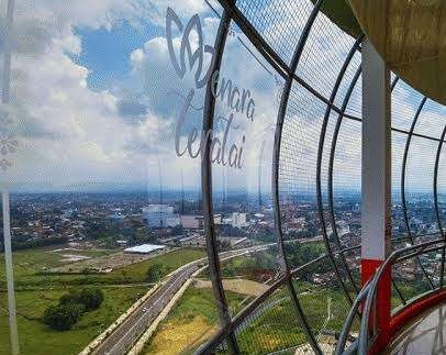 Wahana jembatan kaca di Menara Teratai Purwokerto yang memiliki sertifikat layak fungsi (SLF) dan keamanan. (Foto: Pemkab Banyumas)
