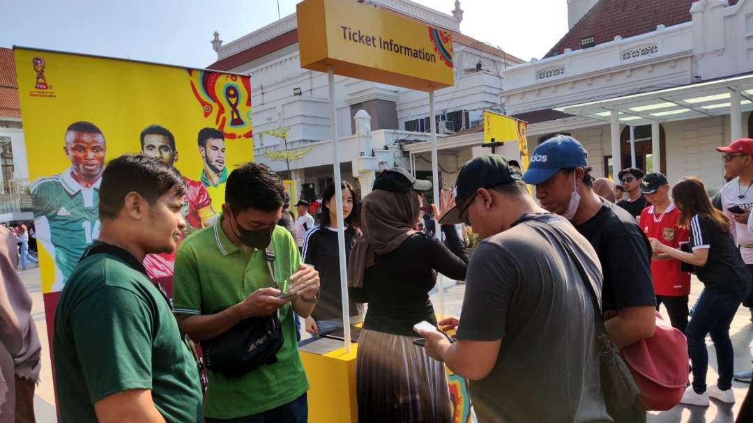 Masyarakat saat melakukan pembelian tiket Piala Dunia U-17. (Foto: Fariz Yarbo/Ngopibareng.id)