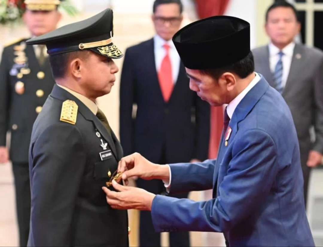 Presiden Jokowi melantik KSAD Jenderal TNI Agus Subiyanto sekaligus mengusulkan sebagai Panglima TNI pengganti Laksamana Yudo Margono jelang pensiun. (Foto: Instagram @jokowi)