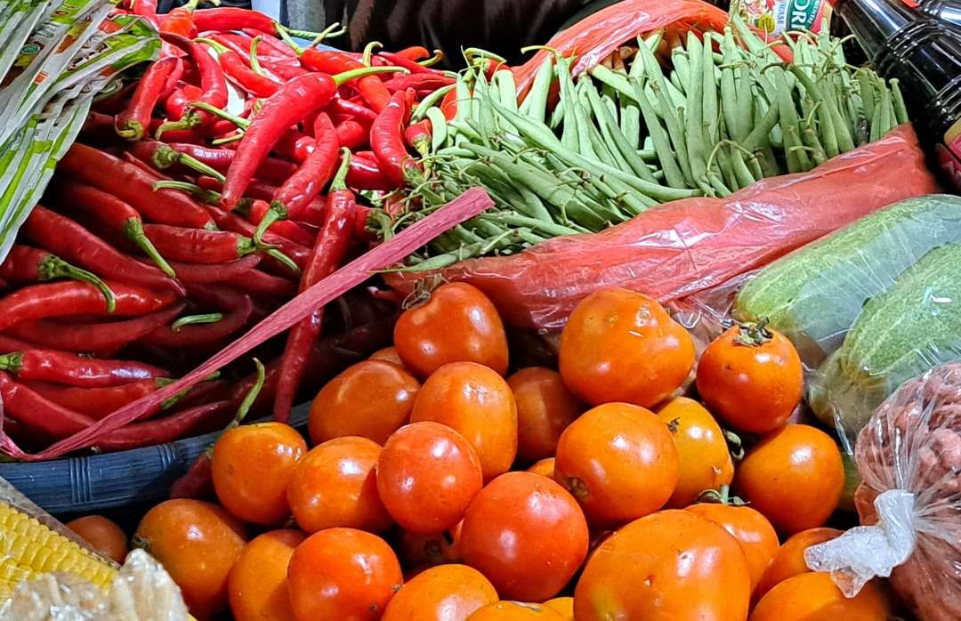 Cabai dan sayur mayur di pasar yang mengalami kenaikan harga akibat faktor cuaca. (Foto: Pita Sari/Ngopibareng.id)