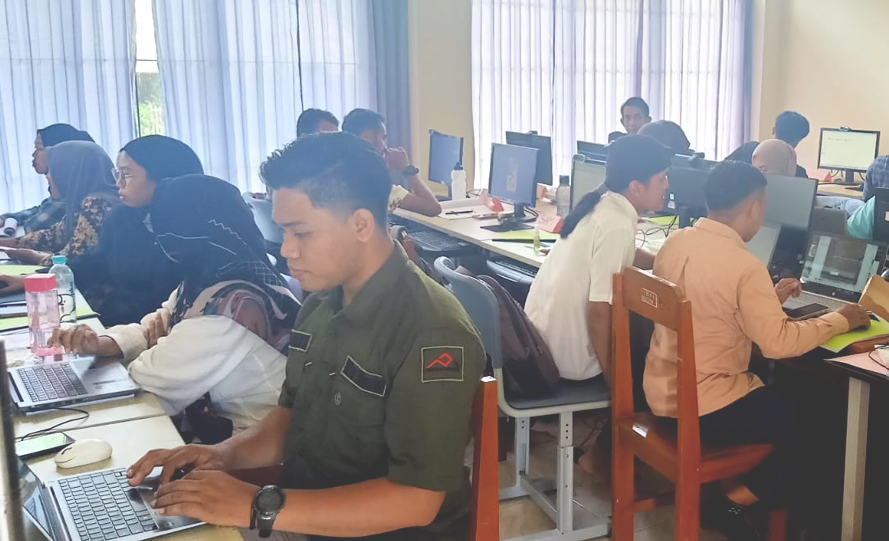 Pemerintah Kabupaten (Pemkab) Lumajang menggelar pelatihan di bidang desain grafis bagi para pencari kerja, menggunakan anggaran DBHCHT.