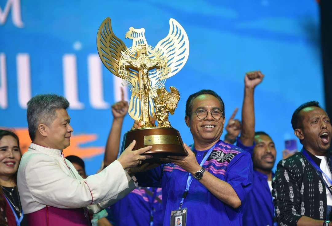 Ketua Konferensi Waligereja Indonesia (KWI) Mgr. Antonius Subianto Bunjamin, OSC menyerahkan trofi kepada juara umum Pesparani 2023. (Foto: Keuskupan)