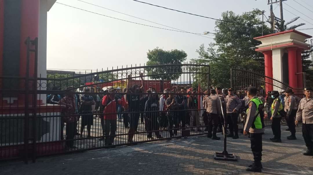 Demo massa Serikat Petani Jawa Selatan Menggugat (SPJSM) di depan Kantor Perhutani dan Gedung DPRD Blitar, Jawa Timur, Selasa 31 Oktober 2023. (Foto: Choirul Anam/Ngopibareng.id)