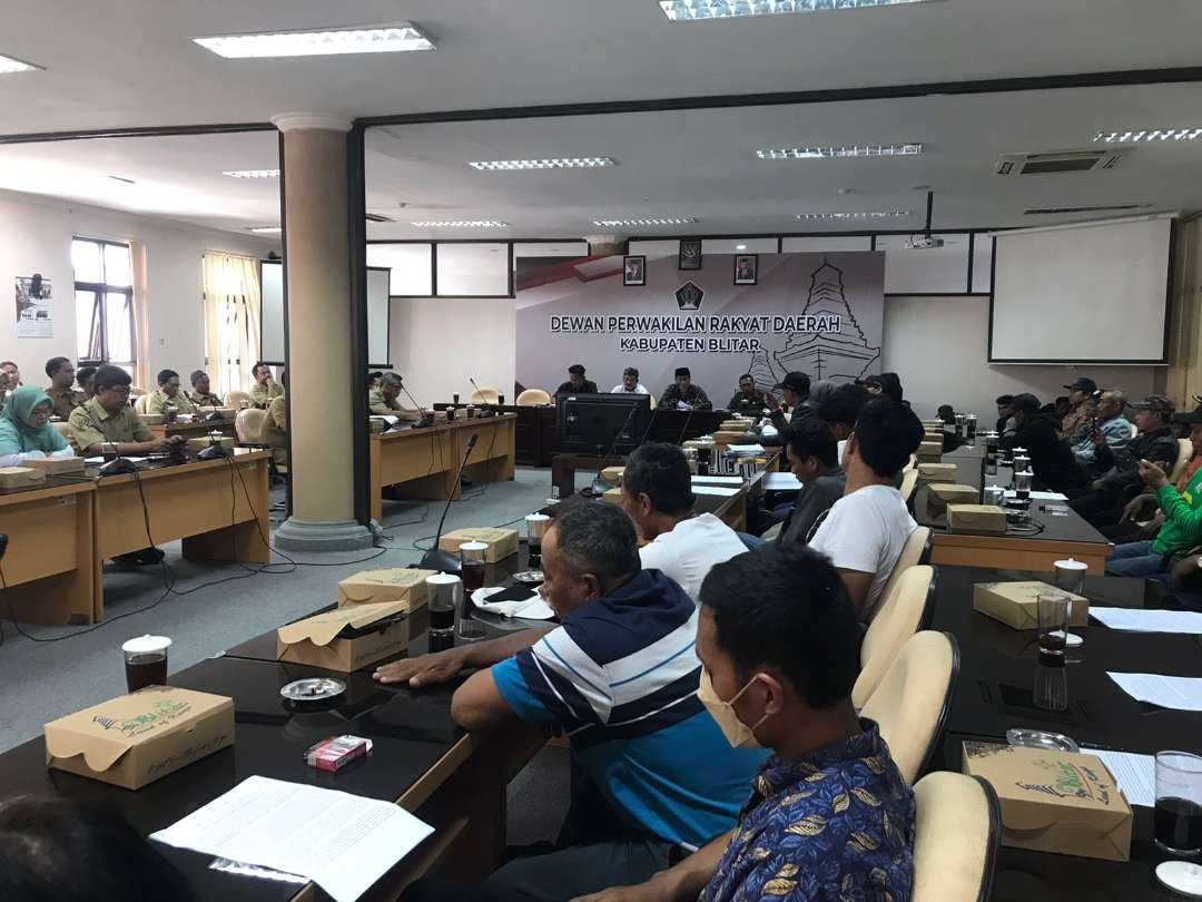 Audiensi perwakilan para petani dengan pihak Perhutani difasilitasi DPRD Kabupaten Blitar, Selasa 31 Oktober 2023. (Foto: Choirul Anam/Ngopibareng.id)