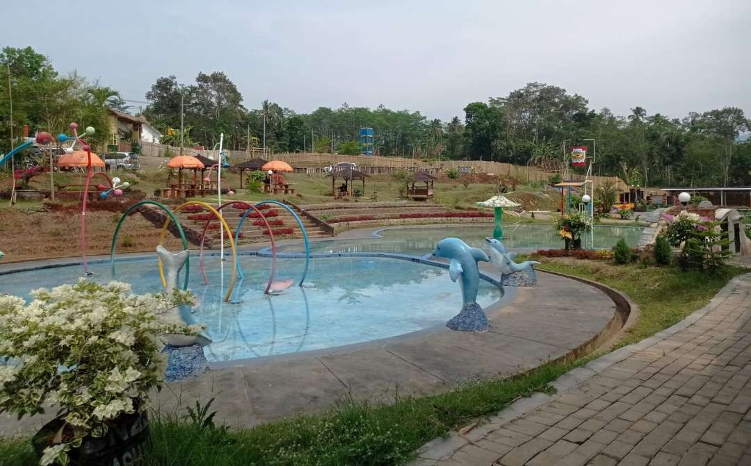 Wisata kolam renang Bumdes Citra Mandiri Desa Arjasa (Foto: Rusdi/Ngopibareng.id)
