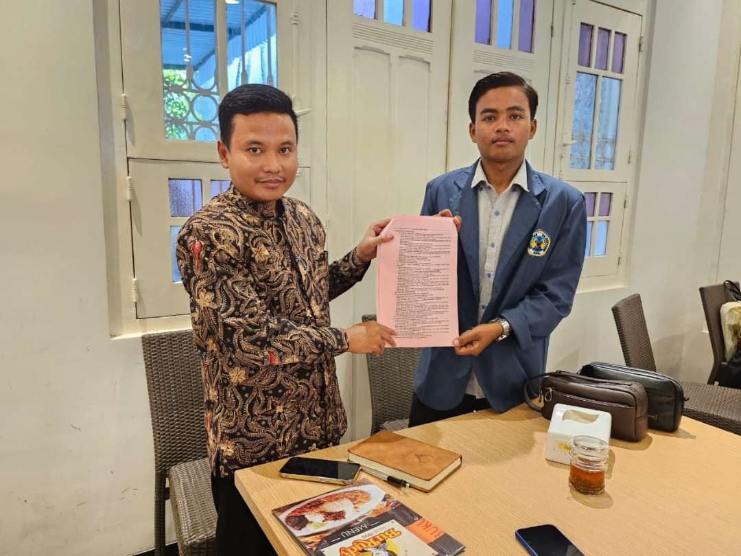 Kuasa hukum mahasiswa, Moh Taufik bersama kliennya, aktivis mahasiswa Jawa Timur, menggugat KPU terkait cawapres Gibran. (Foto: Istimewa)