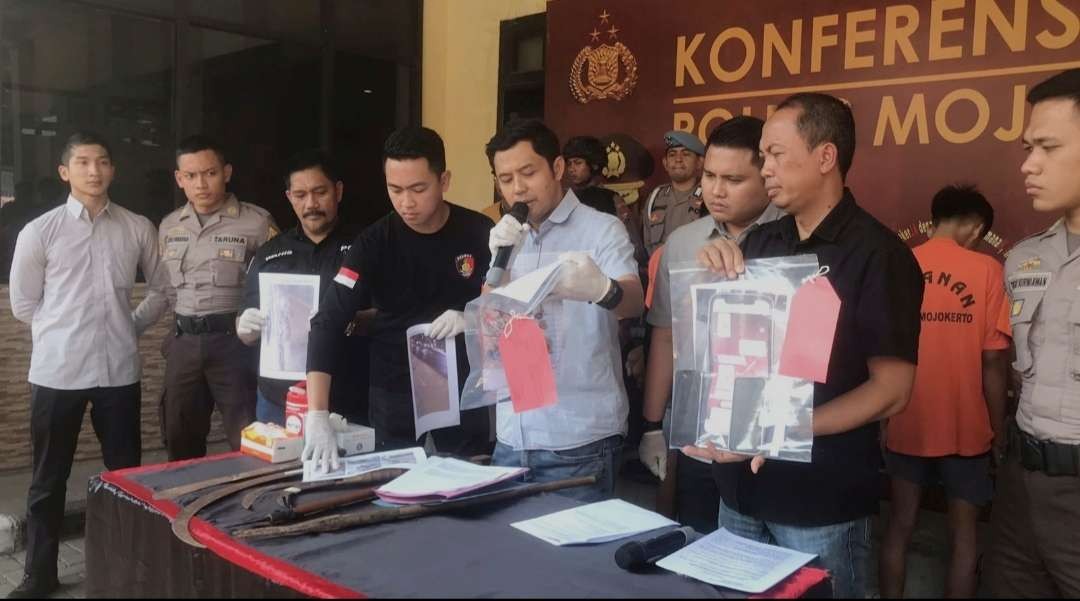 Konferensi pers terkait penangkapan pelaku pengeroyokan dan pencurian pelatih silat di Mapolres Mojokerto. (Foto: Deni Lukmantara/Ngopibareng.id)