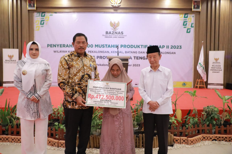 Pj Gubernur Jawa Tengah, Nana Sudjana menyerahkan bantuan modal usaha, untuk penerimaan zakat. Bantuan bersumber dari Badan Amil Zakat Nasional Provinsi Jateng. (Foto: Humas Jateng)