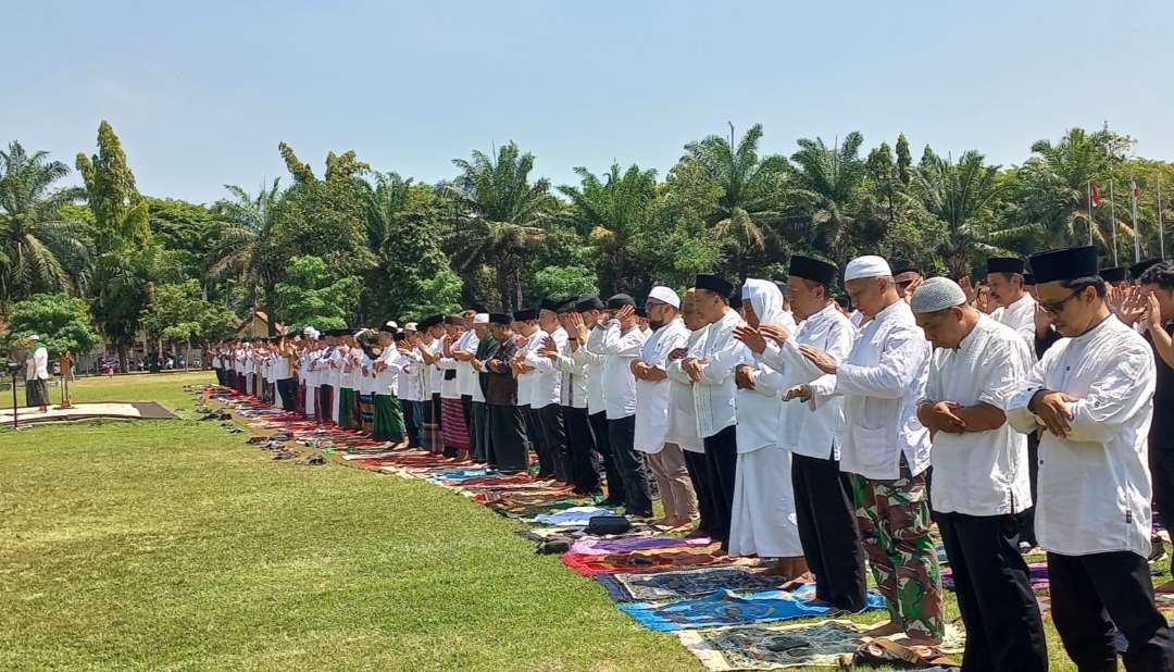 Warga melaksanakan salat Istisqa' di Lapangan Blambangan Banyuwangi. (Foto: Istimewa)