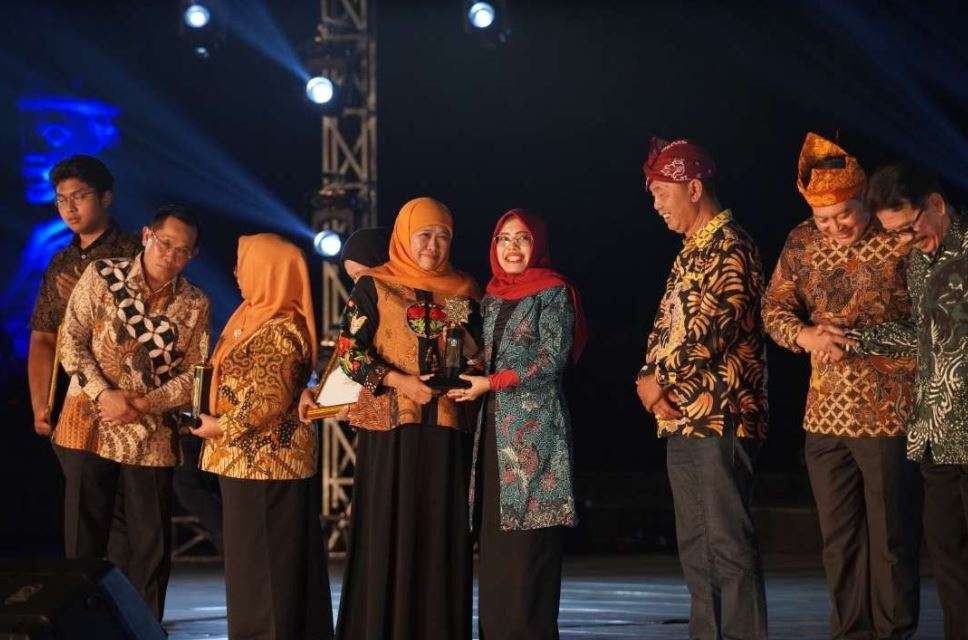 Gubernur Jawa Timur Khofifah Indar Parawansa menyerahkan East Java Tourism Award 2023 kepada Wakil Bupati Kediri, Dewi Mariya Ulfa. (Foto: Istimewa)