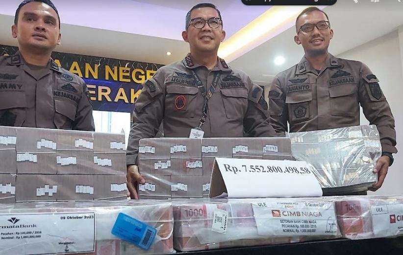 Pengembalian uang kasus korupsi kredit macet Bank Jatim yang diterima Kejari Tanjung Perak, Surabaya. (Foto: Dok Kejari)