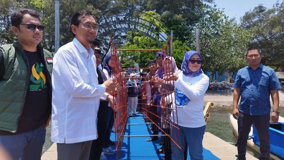 Rektor Universitas Brawijaya Prof. Widodo (dua dari kiri) bersama Direktur Keuangan dan Manajemen Risiko PT. PELNI hendak menenggelamkan struktur besi untuk rehabilitasi terumbu karang. (Foto: Muh Hujaini/Ngopibareng.id)