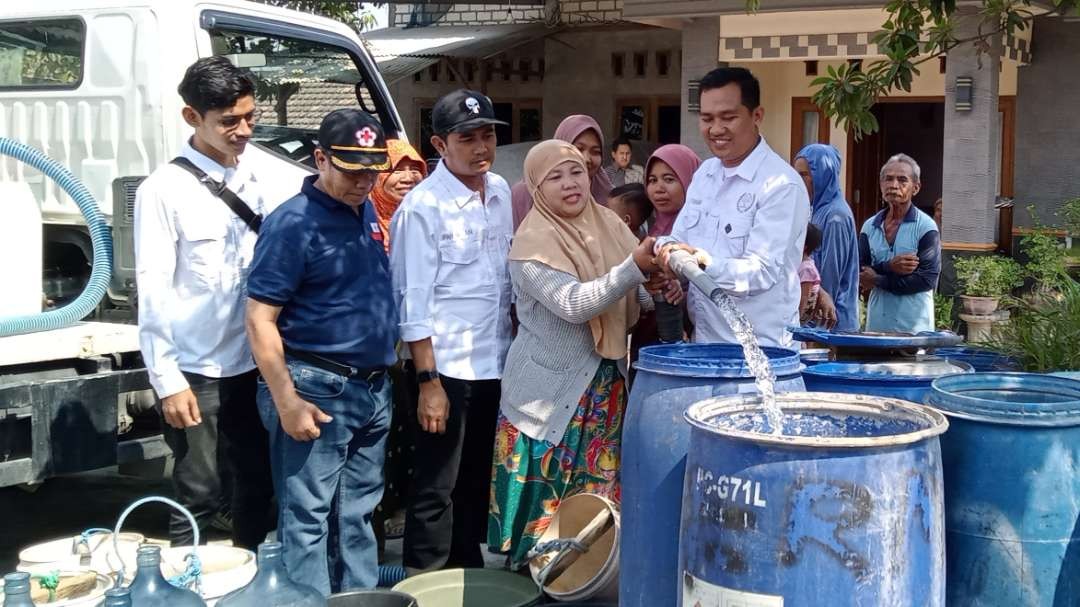 PWI Kabupaten Tuban menyalurkan bantuan air bersih kepada warga terdampak kekeringan (Foto: Khoirul Huda/Ngopibareng.id)