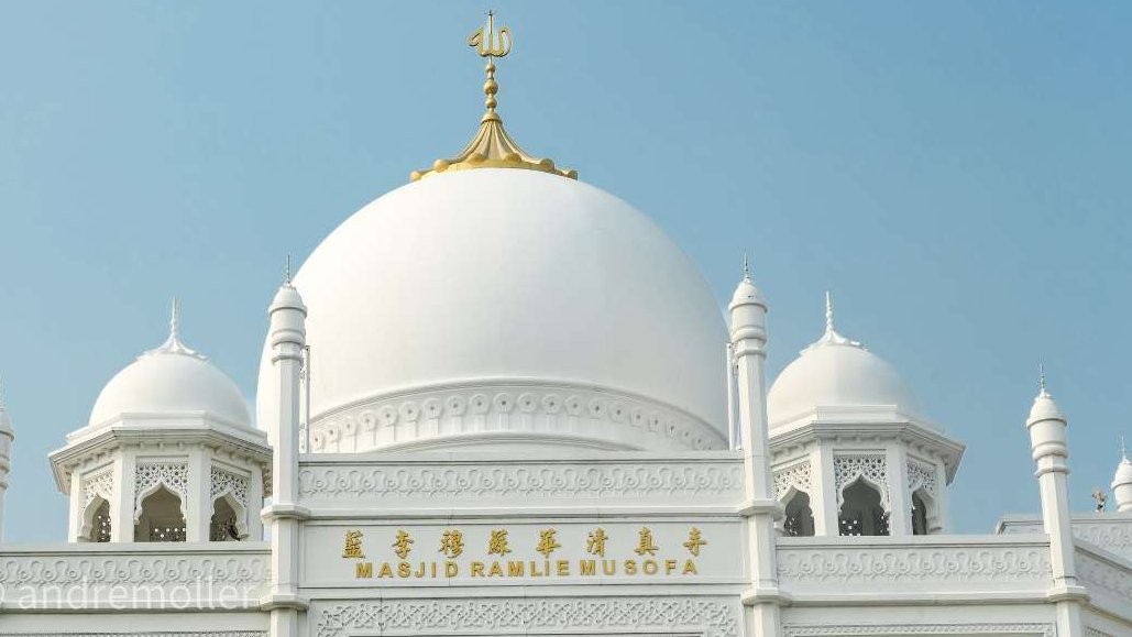 Masjid Ramle Musofa di Jakarta, kubah putih. (Foto: dok/ngopibareng.id)