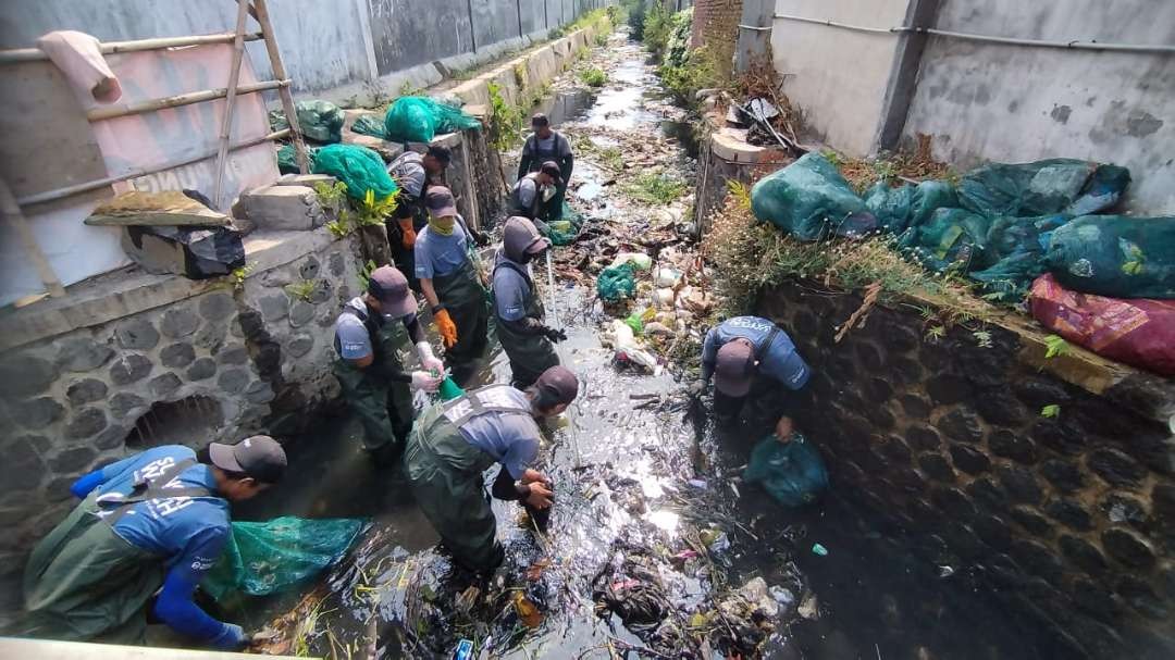 Aktivis Sungai Watch membersihkan sampah di sungai Karangrejo, Banyuwangi, Jawa Timur. (Foto: Muh Hujaini/Ngopibareng.id)
