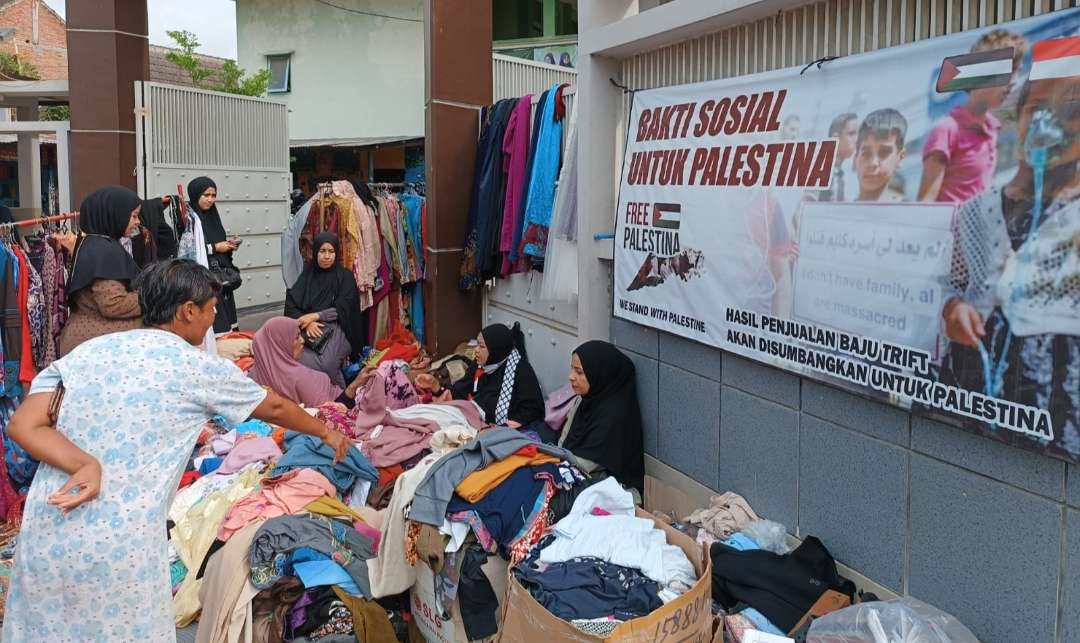 Pakaian layak pakai dijual untuk menggalang bantuan ke Palestina (foto: Istimewa)