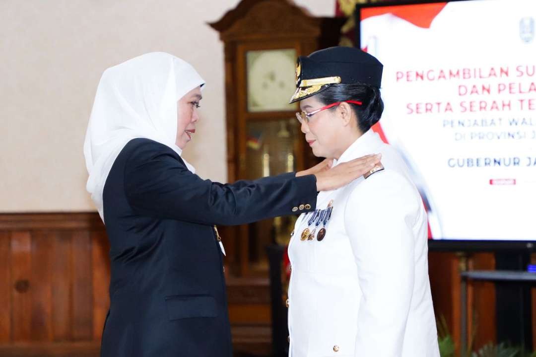 Gubernur Jawa Timur, Khofifah Indar Parawansa secara resmi melantik Penjabat (Pj) Walikota Kediri Zanariah. (Foto: Istimewa)